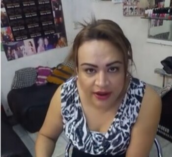 La mujer difunde contenidos relacionados