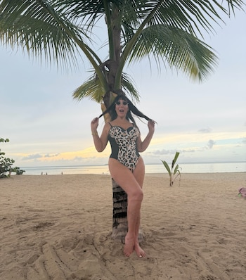 La vedette se fotografió junto a una palmera con malla enteriza animal print en el resort caribeño donde pasó su descanso posfestejo