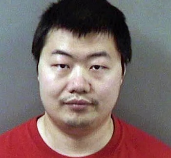David Xu fue detenido en marzo de 2019, después de que una cámara oculta registrara cómo manipulaba la botella de agua de su compañera de trabajo, Rong Yuan