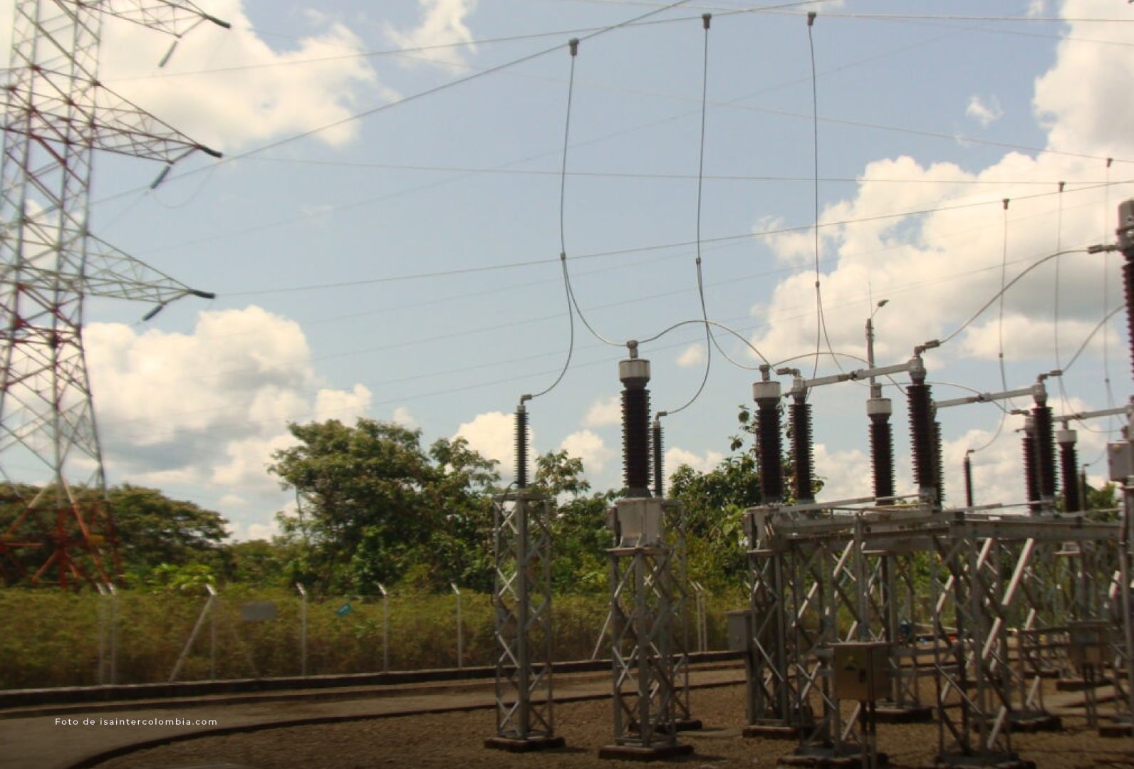 La estrategia incorpora plantas eléctricas, torres de iluminación, soldadores y compresores, equipos destinados a mantener condiciones básicas de funcionamiento en centros de salud, centros de acopio y otros puntos estratégicos afectados - crédito Isa Intercolombia