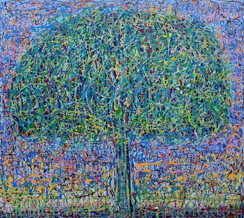 En esta exposición, el artista conserva el lenguaje plástico que lo distingue. Sus obras parten de fondos densos, texturados y multicolores construidos por acumulación