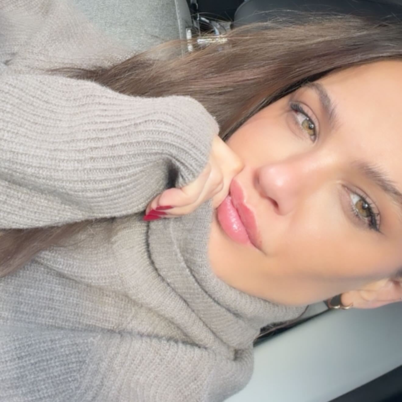 Ivana se fotografió de cerca y lució su cabello castaño y suéter de cuello alto en tono gris