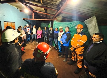 Los equipos de salvamento avanzan en Sutatausa, Cundinamarca, con ventilación artificial y apuntalamiento del túnel, mientras los derrumbes y la presencia de gases tóxicos frenan el ingreso seguro al socavón - crédito @JorgeEmilioRey / X