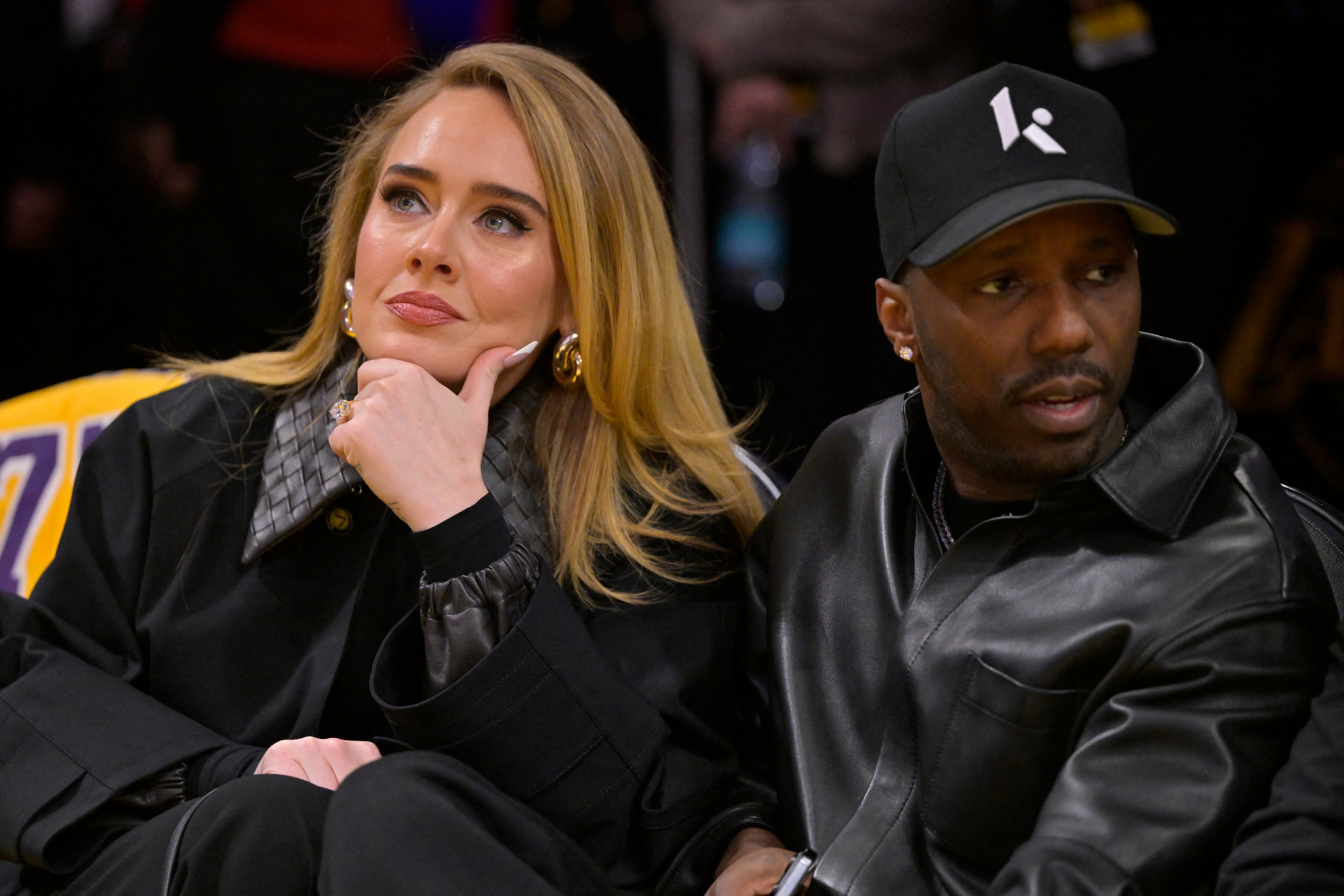 10 de febrero de 2025; Los Ángeles, California, EE. UU.; La cantante Adele y su novio Rich Paul en un partido entre Los Ángeles Lakers y los Utah Jazz en el Crypto.com Arena. Crédito: Jayne Kamin-Oncea-Imagn Images
