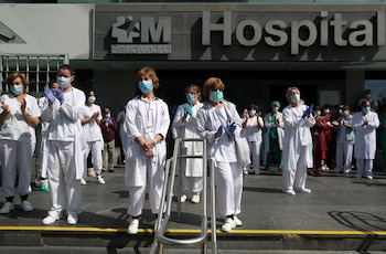 Personal del hospital La Paz, en Madrid (Reuters)