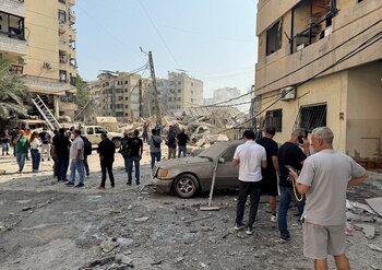 Personas se reúnen en un