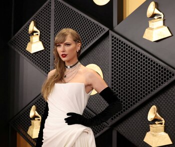 FILE PHOTO: Taylor Swift poses