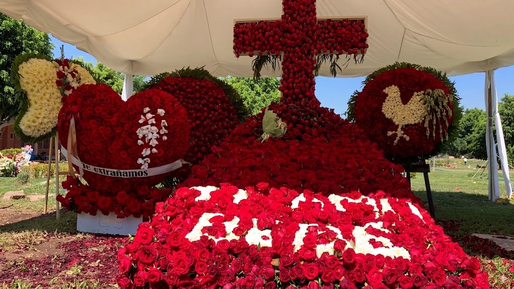 El sepulcro destaca por sus arreglos florales, ofrendas y elementos que llaman la atención de visitantes. Crédito: Captura