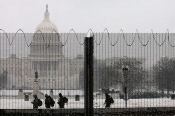 La Guardia Nacional parados en la nieve en servicio, frente al Capitolio, Washington, EEUU