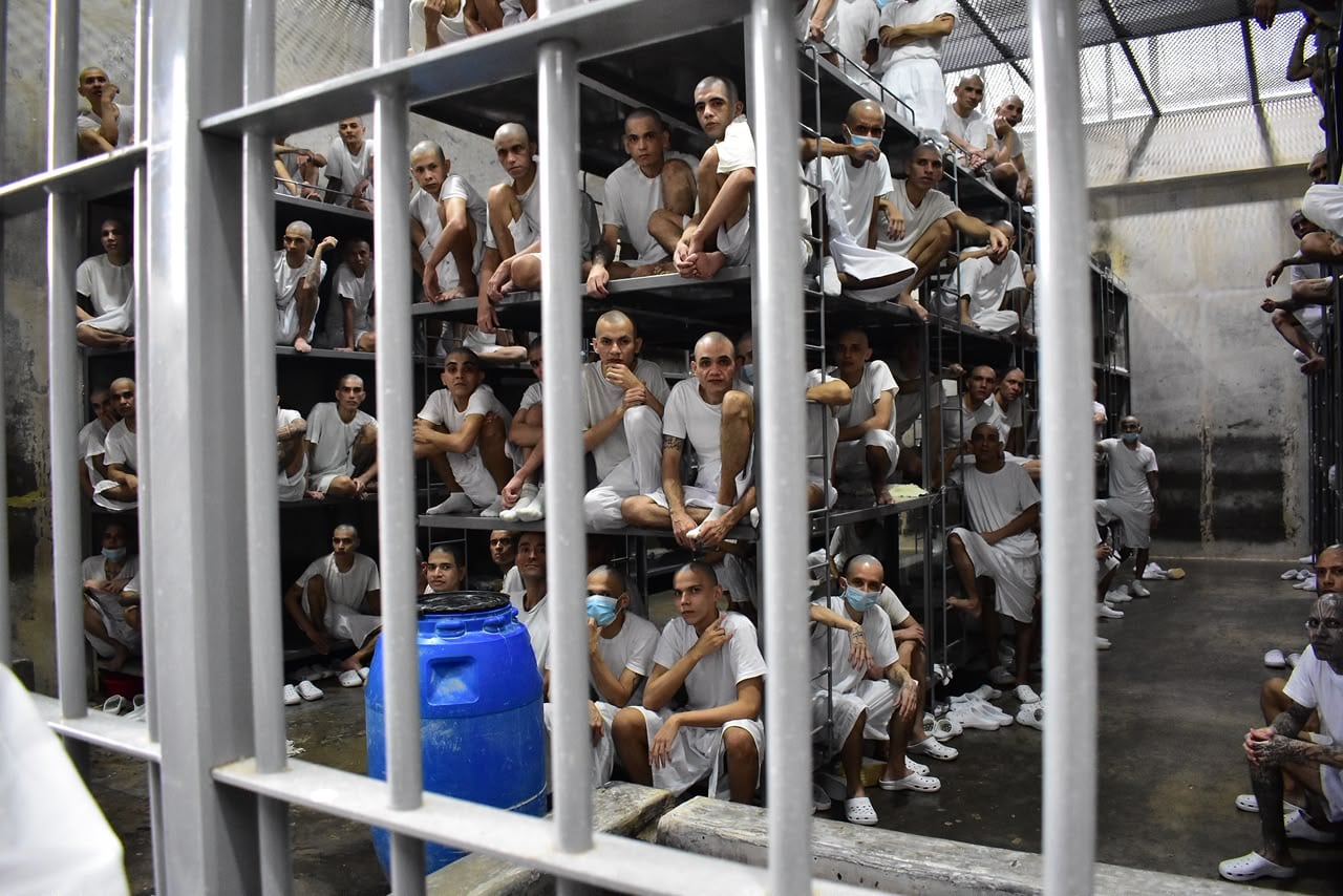 El Centro de Confinamiento del Terrorismo, ubicado en el departamento de San Vicente, departamento de San Vicente, es uno de los principales símbolos de la política de seguridad del gobierno de Nayib Bukele. (Infobae Centroamérica/Emerson Del Cid)