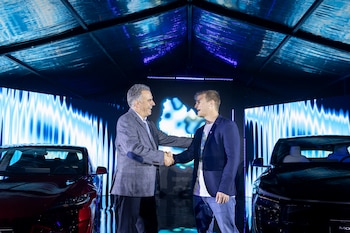 El presidente de Uruguay, Yamandú Orsi, junto al mánager de la compañía en el país, Andrés Folle ( (Camilo dos Santos Ayala, Presidencia)