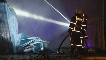 Bomberos en sus tareas de