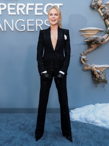 La sastrería negra con destellos y detalles masculinos refleja la elegancia sobria de Nicole Kidman en la premiere de “Nine Perfect Strangers” en 2025 (REUTERS/Mario Anzuoni)