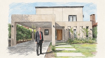 Ilustración a color de Manuel Adorni de pie frente a una casa moderna beige con detalles en madera, un jardín y una cochera. El cielo es azul.