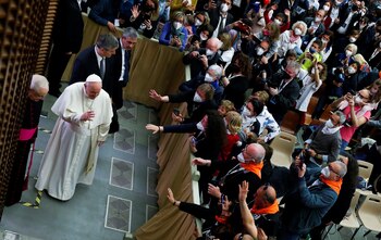 El Papa saluda a quienes