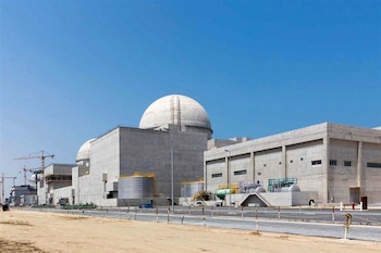 La central nuclear de Barakah en el desierto occidental de Abu Dhabi. (Arun Girija/Emirates Nuclear Energy Corporation/WAM vía AP, Archivo)