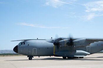 31/07/2025 El Ministerio de Asuntos Exteriores envia un avión con ayuda humanitaria a Gaza..
El avión A400 que ha preparado el Gobierno con 12.000 kilos de alimentos para ayudar a paliar la hambruna que se vive en Gaza sale este viernes desde Jordania para sobrevolar la Franja, donde lanzará con ayuda de 34 paracaídas 5.500 raciones de comida, que servirán para alimentar a 11.000 palestinos.
POLITICA
MINISTERIO DE EXTERIORES