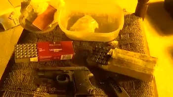 Los investigadores encontraron armas y