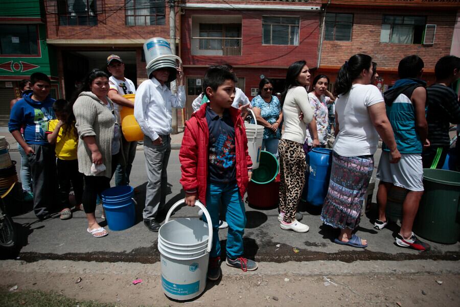 La Empresa de Acueducto y Alcantarillado anunció interrupciones temporales en varias localidades para realizar trabajos de mantenimiento, afectando a miles de hogares - crédito Colprensa
