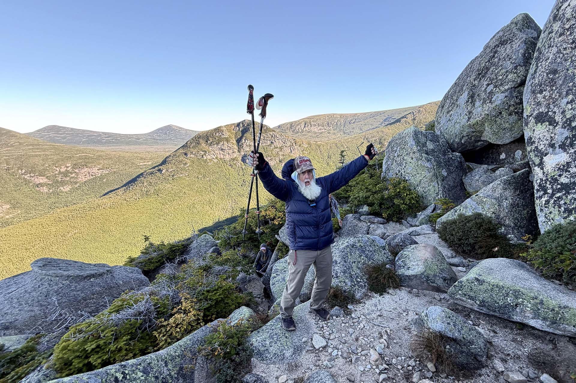 la celebración de Dale Sanders, tras completar una difícil etapa del ascenso al Mt. Katahdin, en Baxter State Park en Piscataquis County, Maine. (AP Photo/Robert F. Bukaty)