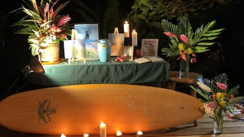 Una tabla de surf, velas,