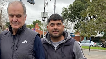 La increíble historia del hincha que se encontró a Marcelo Bielsa en un cajero, le pidió un autógrafo y se tatuó su firma