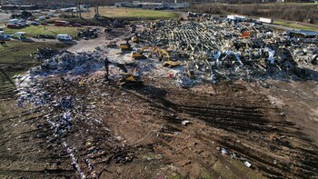 Confirmaron ocho muertos y continúa la búsqueda de desaparecidos en la fábrica de Kentucky arrasada por el tornado
