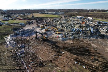 Vista general de los restos de la fábrica de velas devastada por el tornado en Mayfield (Reuters)