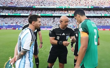 La tecnología cambió decisiones arbitrales y posiciones en el fútbol, pero no reemplazó el sorteo con moneda antes del partido