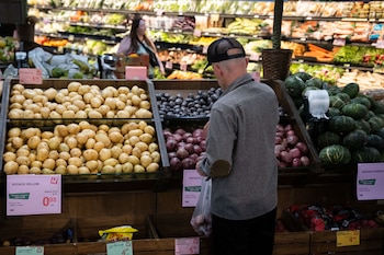 Expertos aconsejan planificar compras, adherirse a programas de fidelización y optar por marcas blancas para recortar gastos (AP/Jenny Kane).