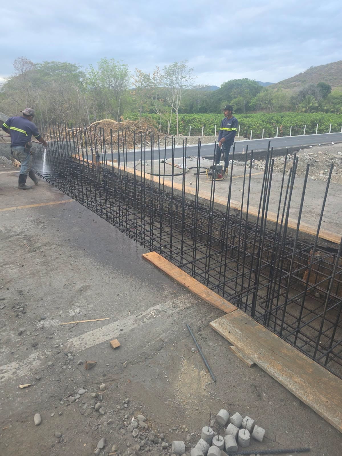Trabajadores de la Dirección General de Caminos preparan una armadura de hierro durante las obras en la carretera CA-9 Norte. (Ministerio de Comunicaciones, Infraestructura y Vivienda)