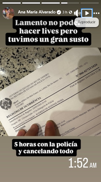 Primer plano de un documento oficial brasileño, un "Registro de Ocorrência", de la policía civil de Río de Janeiro, sobre una superficie de granito