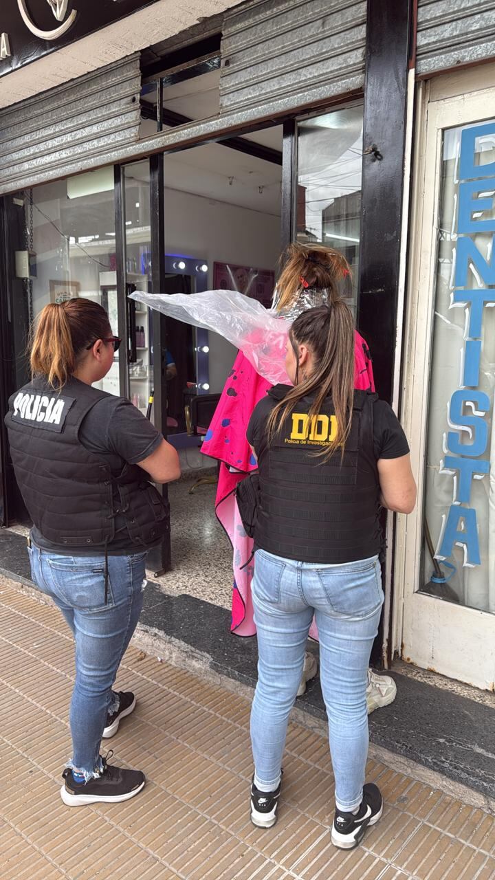 Las policías con la mujer detenida en la peluquería de Laferrere