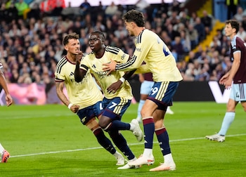Bukayo Saka (7), del Arsenal, celebra después de marcar el gol de la diferencia para su equipo en el partido de fútbol de la Liga Premier entre Aston Villa y Arsenal, el lunes 31 de agosto de 2026, en Birmingham, Inglaterra. (Nick Potts/PA via AP)