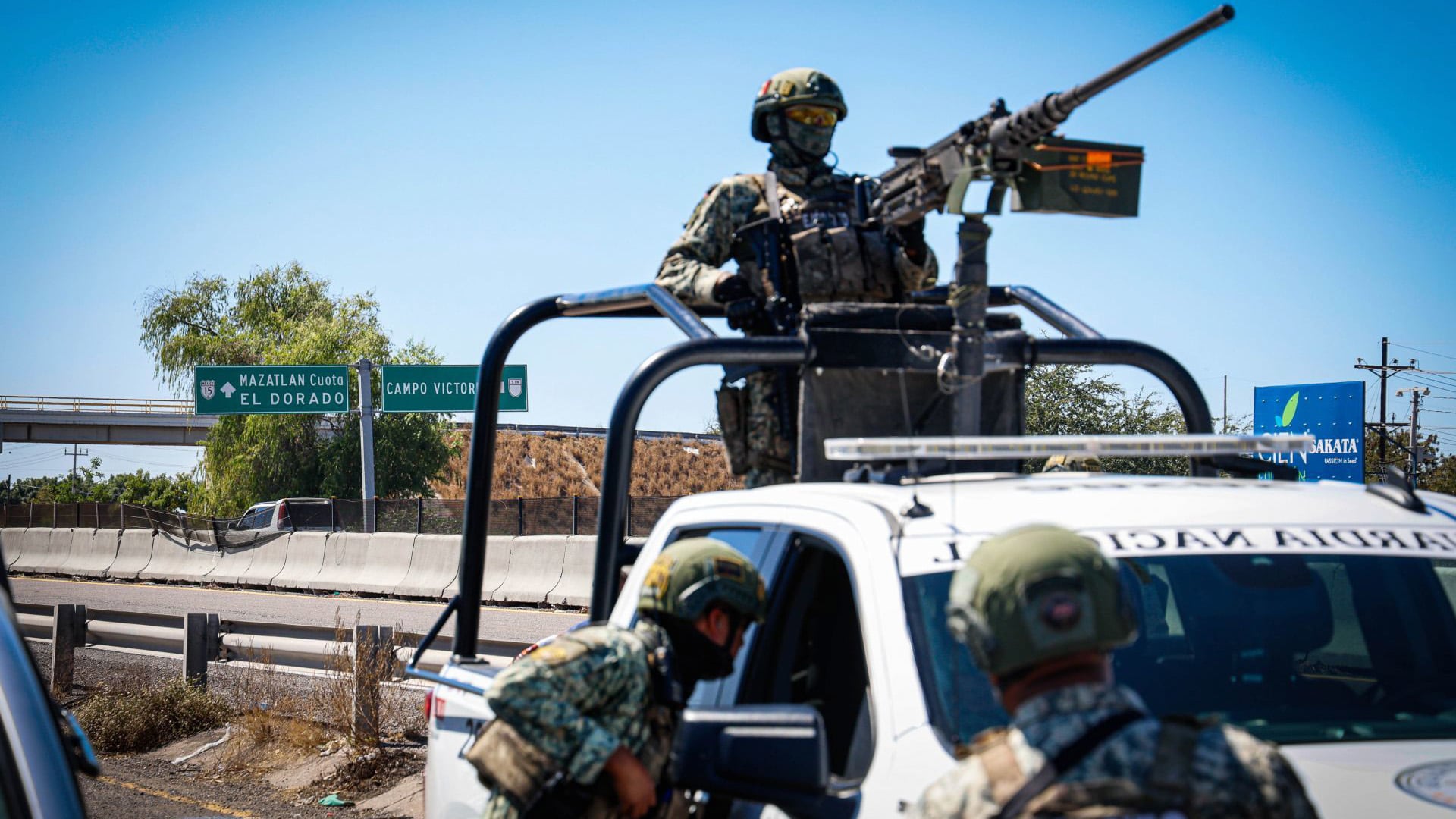 Refuerzos militares y bloqueos en Culiacán paralizan la economía local en medio de violentos enfrentamientos. (Cuartoscuro)