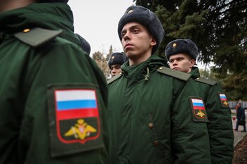 Reclutas rusos llamados a filas para el servicio militar antes de su partida hacia las guarniciones. (REUTERS/Sergey Pivovarov)