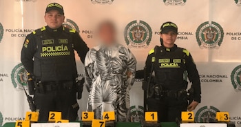 Una mujer de 22 años fue capturada en el aeropuerto El Dorado de Bogotá tras encontrarle 10 paquetes de estupefacientes adheridos al cuerpo.. - crédito Policía Metropolitana de Bogotá