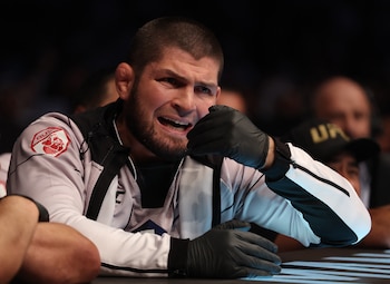 Khabib Nurmagomedov explicó en el podcast de Lex Fridman que la disciplina, la fe y la influencia de su padre sostuvieron su carrera invicta de 29 victorias (REUTERS/Christopher Pike)