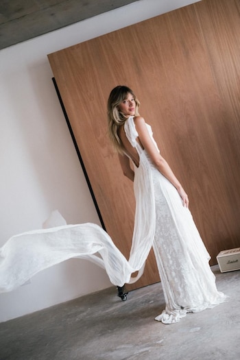 Cada prenda de la colección de novias se confecciona de manera artesanal en el taller de Recoleta