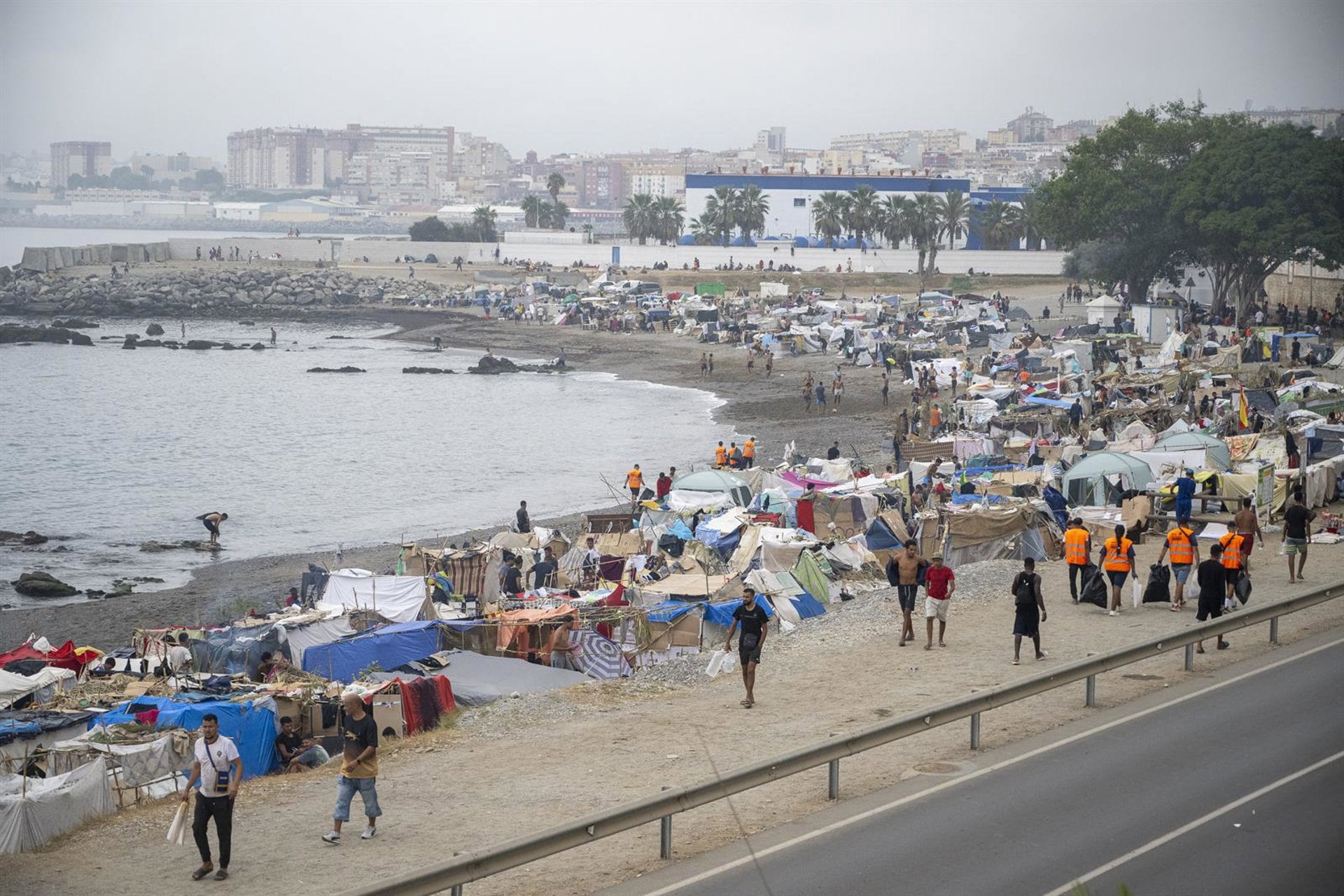 03/09/2026 Centenares de migrantes acampan en la playa del Trampolín, a 3 de septiembre de 2026, en Ceuta (España). La playa del Trampolín concentra un gran número de chabolas improvisadas pese al intento de traslado previo de personas migrantes a otros espacios habilitados. El lugar es utilizado también por Cruz Roja para el reparto diario de comida.
POLITICA
Marcos Moreno - Europa Press