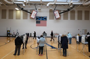 Los votantes votan el día