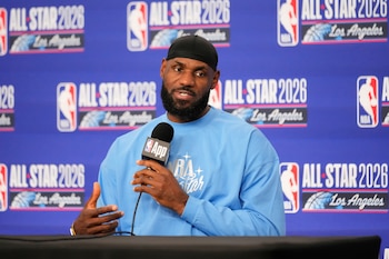 LeBron James comunicó oficialmente su salida de Los Angeles Lakers durante un evento en Nueva York, abriendo la incógnita sobre su próxima franquicia en la NBA (AP Foto/Mark J. Terrill)