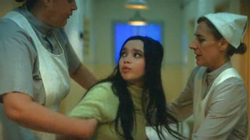Las duras escenas de Helena, la nieta de Moria Casán, en su debut actoral en la serie de la diva