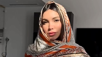 Vestida como "santa", Paula Manzanal