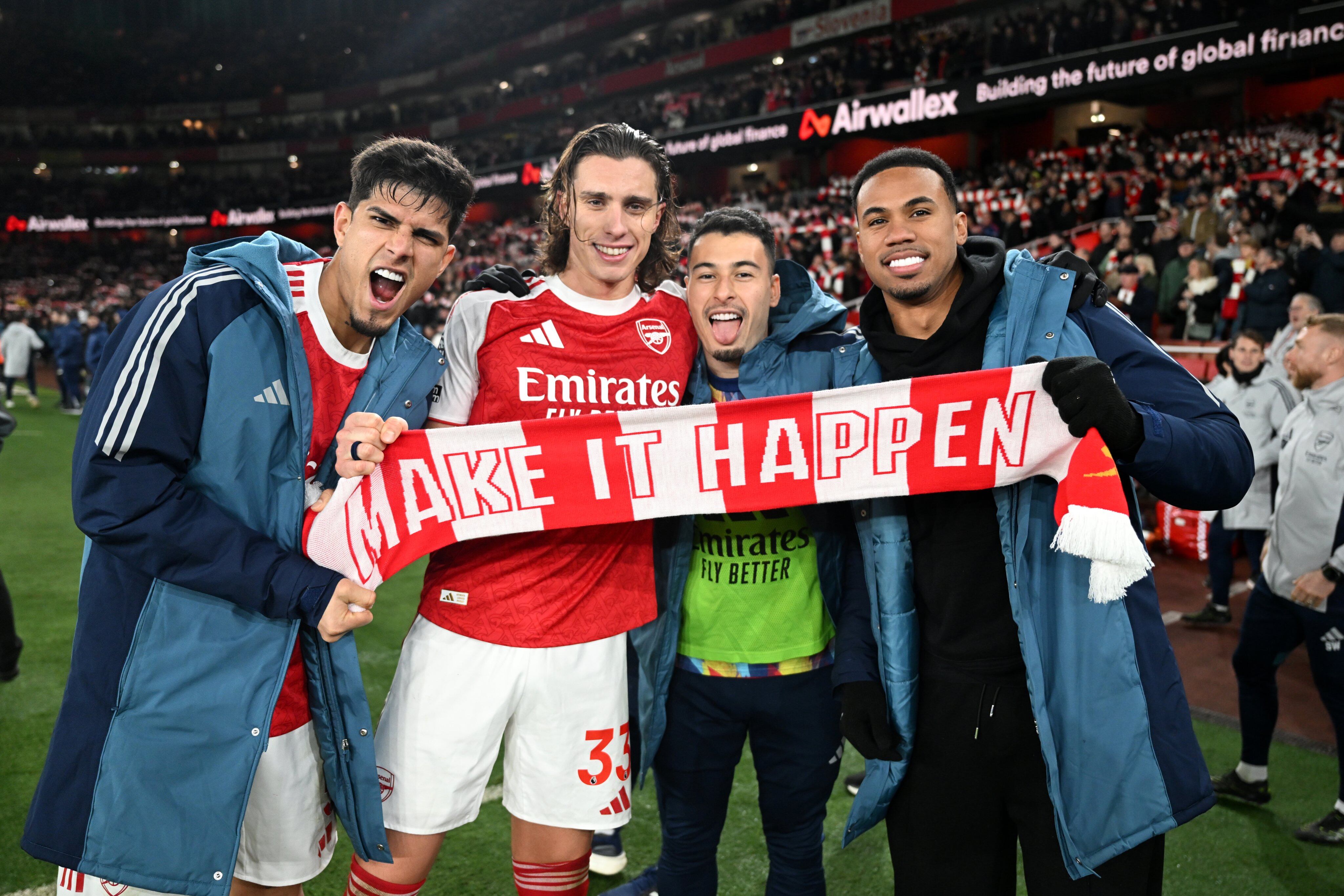 Las bufandas con el lema 'Make it happen' y la presencia de una bombilla encendida refuerzan la mentalidad positiva en el vestuario del Arsenal (X: @Arsenal)