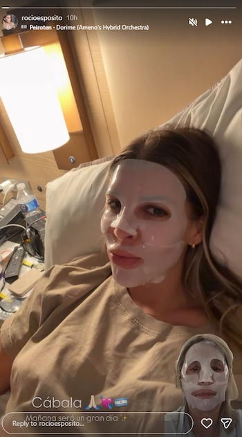 Mujer recostada en una cama con una mascarilla facial. A su lado, una lámpara, una botella de agua y dispositivos electrónicos