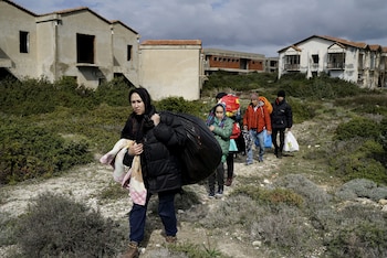 Miles de afganos debieron evacuar para evitar quedar en el fuego cruzado entre talibanes y el Ejército (REUTERS/Umit Bektas)