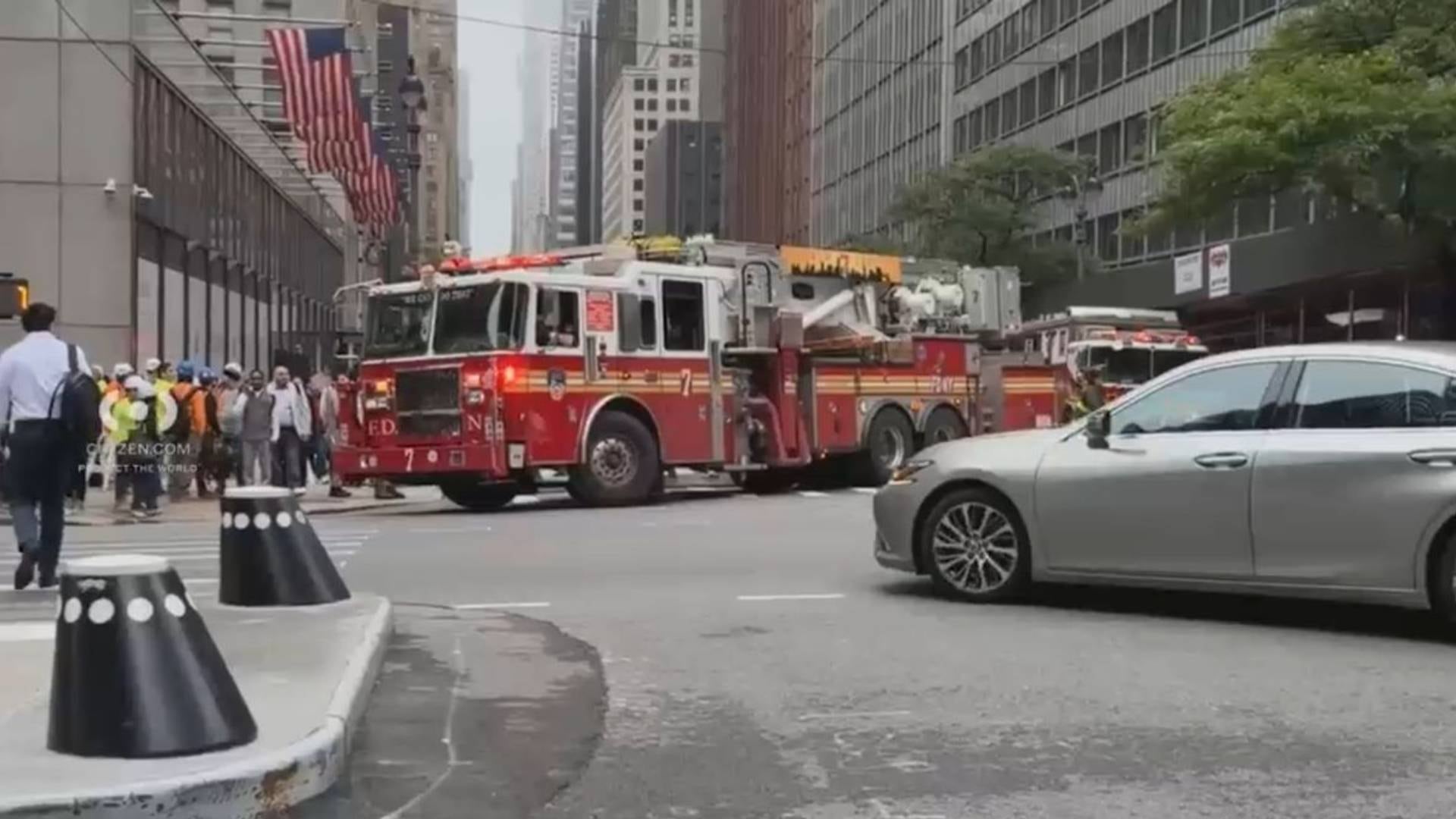 Los bomberos del FDNY confirmaron que dos columnas de soporte cedieron en los pisos 21 y 22 y que los hundimientos se extendían hasta el piso 26. Ingenieros estructurales del Departamento de Edificios también se presentaron en la escena (ABC7)