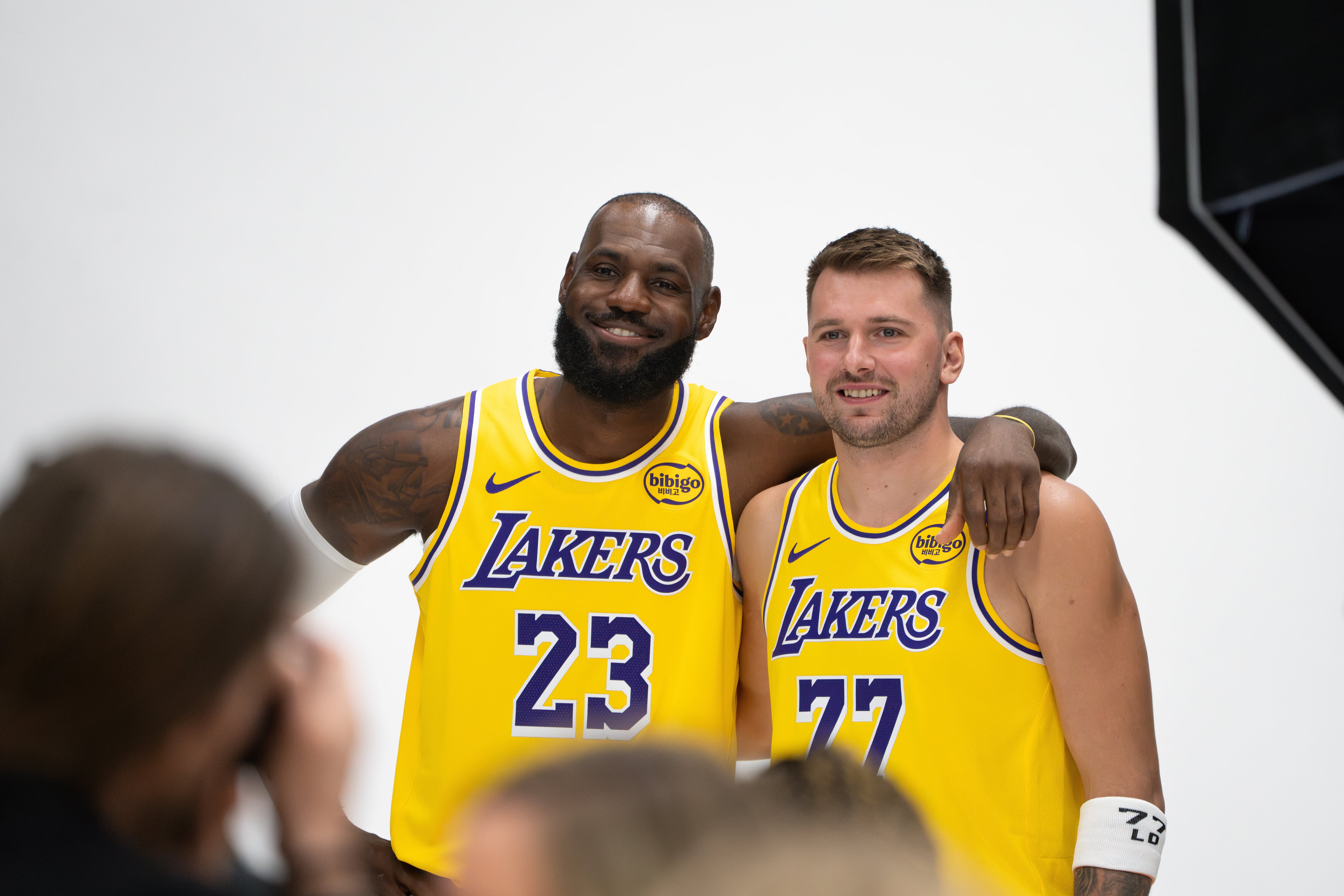 LeBron James, con Luka Doncic: las dos máximas estrellas de Los Ángeles Lakers (AP Foto/Jae C. Hong)