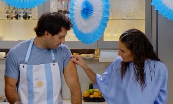 La escena en Almorzando con Juana comenzó cuando Juana Viale le levantó la manga a Manu Urcera para ver las cicatrices de su brazo